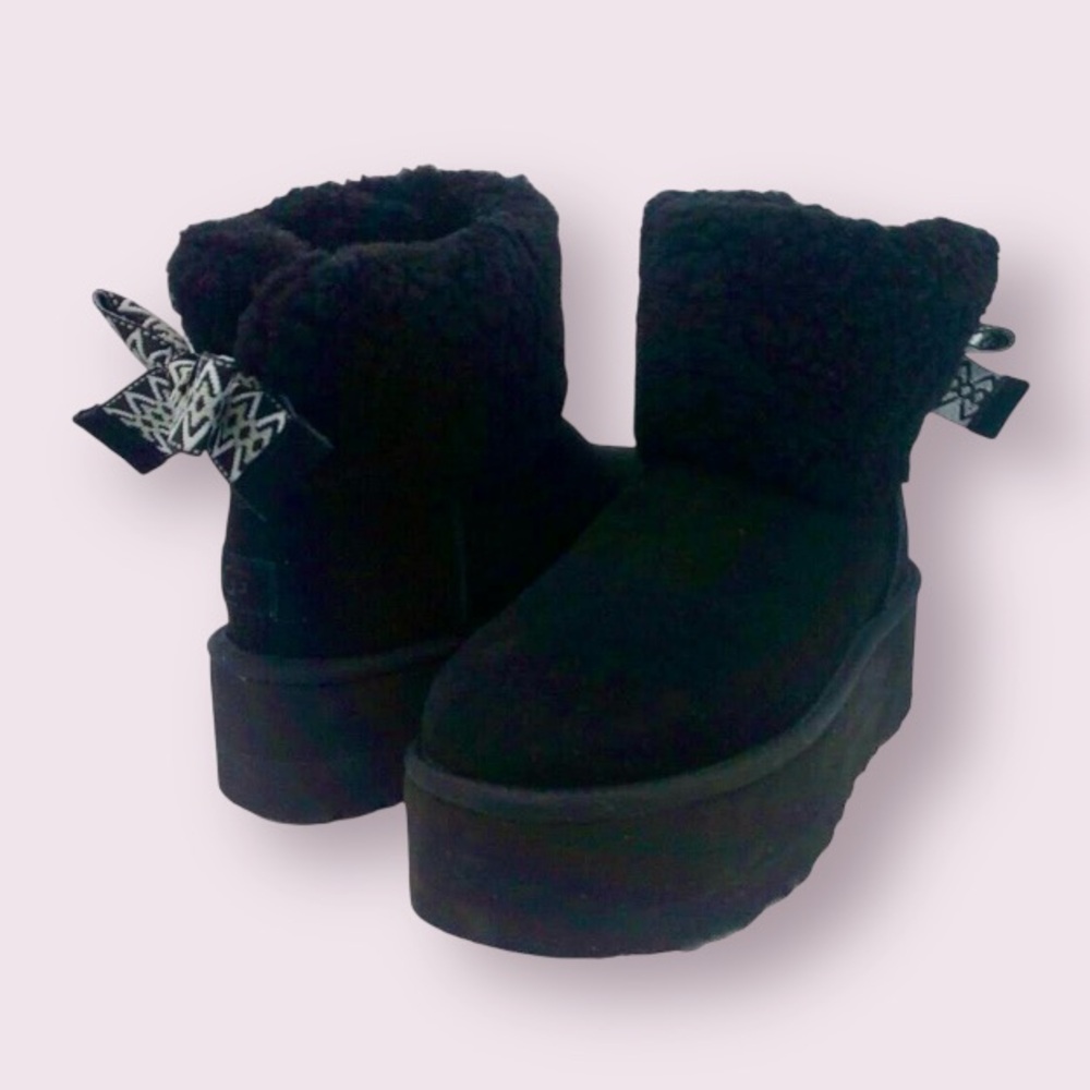 UGG® Classic Mini Maxi Curly in Black